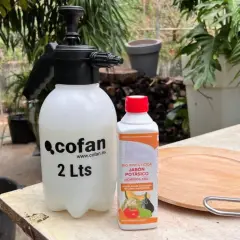 Pulverizador y botella de jabón potásico para combatir pulgones y otras plagas.